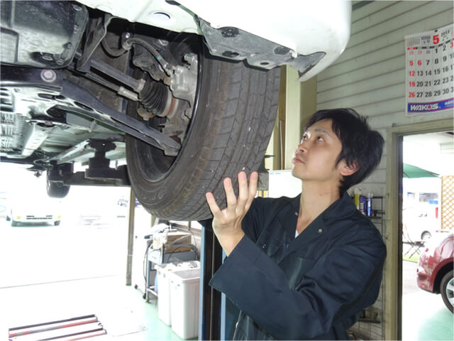 整備する男性スタッフ