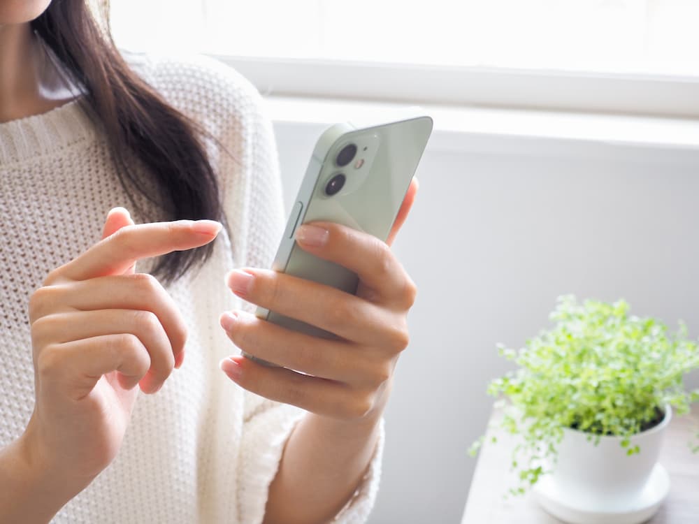 スマホを持つ女性