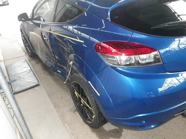 青い車